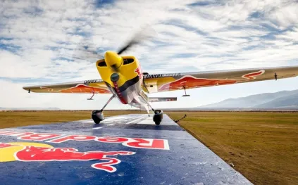 هبوط وإقلاع فوق قطار متحرك.. إنجاز جوي مذهل يُسجل في 50 ثانية!