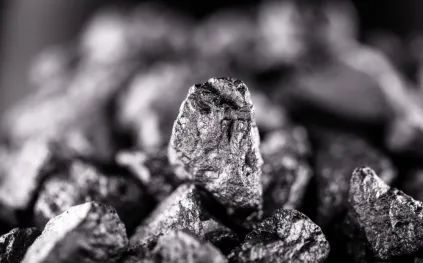 أسعار الفضة تتأثر بالهبوط العالمي: تفاصيل التراجع في السوق السعودي اليوم