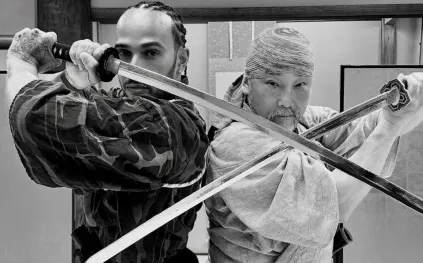 هاميلتون يعيش تجربة الساموراي ويُبهر الجمهور ببراعته مع السيف (فيديو)