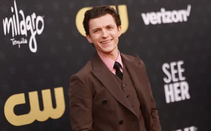 توم هولاند يعود ببدلة جديدة في مغامرة سبايدر مان الرابعة (فيديو)