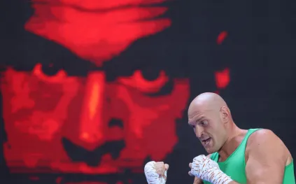 قبل نزال توتنهام المرتقب.. تايسون فيوري يستعرض شجاعته بترويض أسد حقيقي (فيديو)