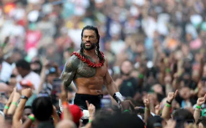 ليلة صادمة في Raw.. أوبا فيمي يسحق ليسنر وسي إم بانك يطيح برينز! (فيديو)