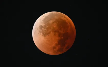 خسوف كلي نادر استمر لـ5 ساعات.. كم شخص رأي القمر الدموي؟ (فيديو)