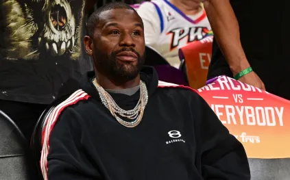 فلويد مايويذر يخطف الأنظار بساعة رولكس مرصعة بالألماس.. تعرف على المواصفات (فيديو)