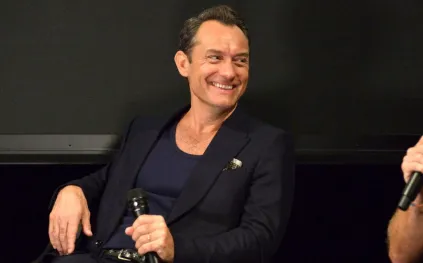 كيف حافظ جود لو على لياقته في الـ53 من عمره؟