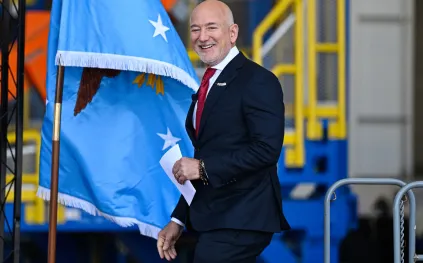 نصف مليون دولار في جولة واحدة.. سر أناقة جيف بيزوس