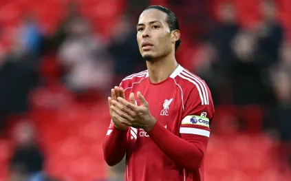 رويال أوك توربيون.. قطعة فاخرة تزين إطلالة فان دايك