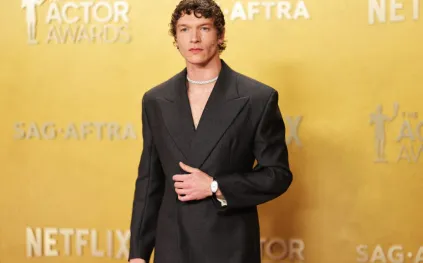 الفنان Connor Storrie.. نجم صاعد يعيد تعريف الأناقة الشبابية بذكاء