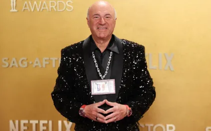 كيفن أوليري يلفت الأنظار بقلادة تاريخية في حفل SAG 2026.. تعرف على قيمتها (فيديو)