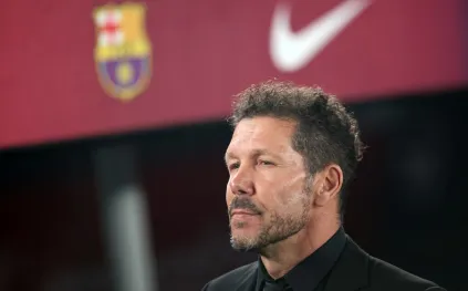 سيميوني يكشف تفاصيل حديثه مع هانزي فليك بعد الخسارة أمام برشلونة (فيديو)