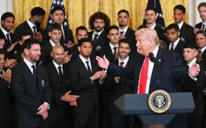 ترامب يباغت ميسي خلال تكريمه بذكر رونالدو.. كيف كانت ردة فعل البرغوث؟ (فيديو)