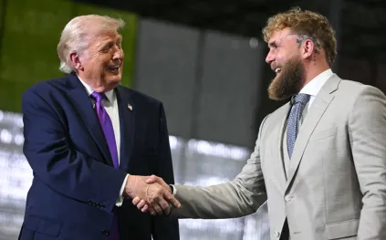 رقصة طريفة تجمع دونالد ترامب وجيك بول في كنتاكي (فيديو) 