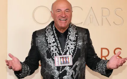 كيفن أوليري يثير الانتباه بسلسلة Tiffany الفريدة في حفل الأوسكار 2026