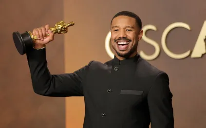 مايكل بي جوردان يحتفل بجائزة الأوسكار بطريقة غير تقليدية! (فيديو)