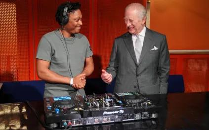 الملك تشارلز يتقمص دور "دي جي" في مانشستر.. فما القصة؟ 