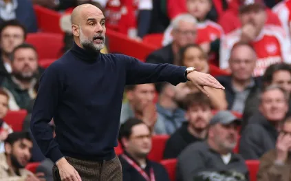 بيب غوارديولا يحتفل بكأس كاراباو بساعة ذهبية نادرة