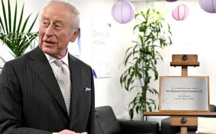 موقف طريف يحدث للملك تشارلز أثناء جولة رسمية في أوكسفورد