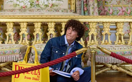 حقائب Book Tote من Dior تستلهم أغلفة الأدب.. قراءة جديدة للأناقة