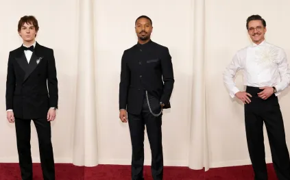 البدلة الكلاسيكية بروح معاصرة على السجادة الحمراء في ليلة الأوسكار 2026