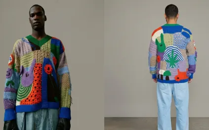 محمد صلاح يلفت الأنظار بسترة صوفية برسومات كرتونية 