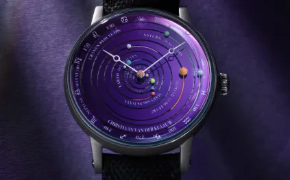 "ريفيوليوشن" و"كريستيان فان دير كلاو" تطلقان أعقد ساعة فلكية في العالم