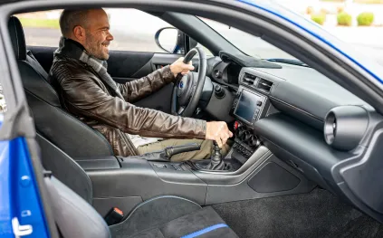 رجة السيارة عند التعشيق: متى تكون طبيعية ومتى تتحول إلى إنذار؟