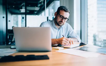 كيف يدير الرجل أمواله في أوقات عدم الاستقرار؟