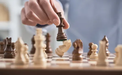 استراتيجية الشطرنج على طاولة التفاوض: تفاصيل صغيرة تصنع نتائج كبيرة