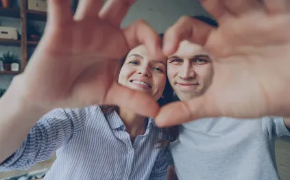 مفاجأة علمية.. الأزواج يتبادلون مليارات البكتيريا