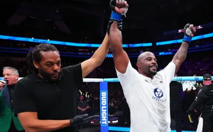 خطأ فادح في UFC: نتيجة تربك الجميع قبل تصحيحها وسط دهشة الجماهير! (فيديو)