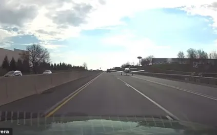 مشهد صادم للسائقين.. طائرة تهبط فجأة على طريق سريع (فيديو)