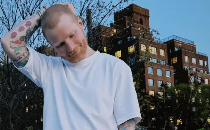 حلق شعره بالكامل.. ما سر إطلالة إد شيران الجديدة؟