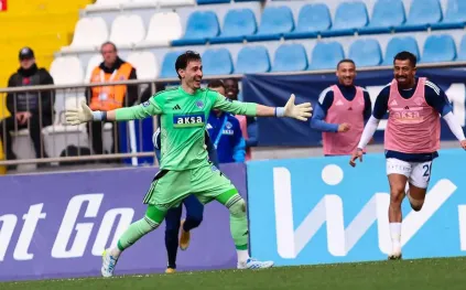 حارس مرمى يحرز هدفًا تاريخيًا بتسديدة من 75 مترًا (فيديو)