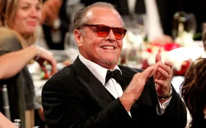 جاك نيكلسون يطفئ شمعته الـ89.. ظهور نادر مع عائلته