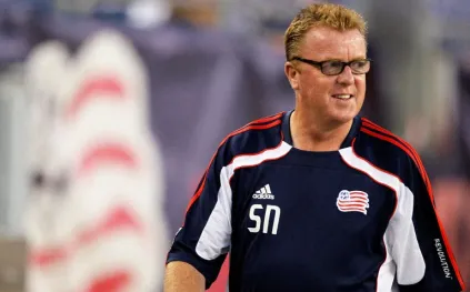 ميداليات ستيف نيكول تُعرض في مزاد بلندن.. كنوز ليفربول تحت المطرقة