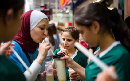 دراسة تكشف مفاجأة صادمة داخل أكواب مشروب شاي الفقاعات!