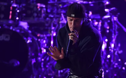 لحظة تاريخية في كوتشيلا 2026: جاستن بيبر يفاجئ بيلي إيليش على المسرح! (فيديو)