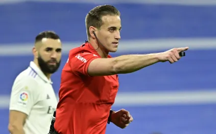 بسخرية لاذعة.. روبرتو كارلوس يعلق على تعيين ألبرولا روخاس حكمًا لنهائي كأس الملك