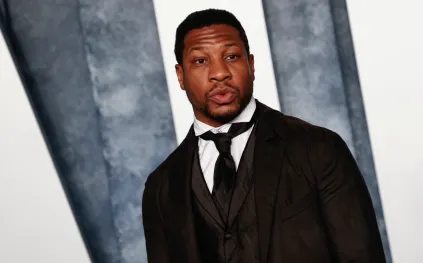 مشهد أكشن يتحول إلى حقيقة: ممثلان يسقطان من نافذة زجاجية (فيديو)