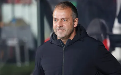 رحلة غير متوقعة لمدرب برشلونة.. أين وجد هانز فليك راحته؟