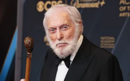 ديك فان دايك في لحظة طريفة: كيف تفاعل مع الآيبود لأول مرة؟ (فيديو)