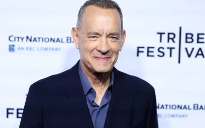 ما الذي دفع توم هانكس لدعم فرقة مغمورة بهذا الحماس؟ (فيديو)