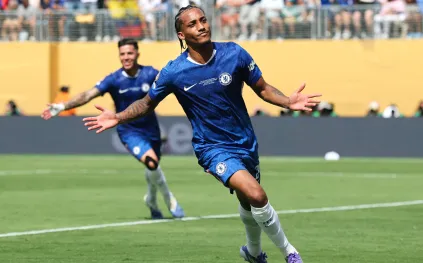 مفاجآت دور الثمانية في كأس الاتحاد الإنجليزي: ليدز يونايتد يتأهل والقرعة تحدد المواجهات الكبرى (فيديو)