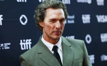 مع ضفائره الشقراء وردائه الوردي.. هل يؤدي ماثيو ماكونهي دورًا جديدًا؟