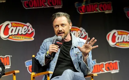 في عيد ميلاده الـ47.. كم تيبلغ ثروه جيمس مكافوي؟