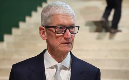 "تيم كوك يودع منصب الرئيس التنفيذي لآبل ويعلن عن خليفته: «هذا ليس وداعًا»!