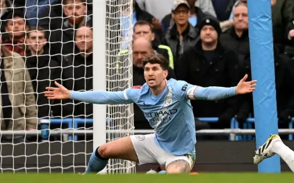 خطوة مفاجئة لنجم دفاع مانشستر سيتي بنهاية الموسم الجاري