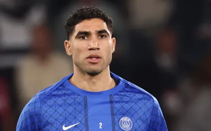 أشرف حكيمي يتلقى هدية غير متوقعة من أوريليان تشواميني! (فيديو)