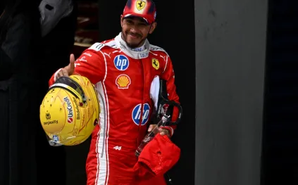 لويس هاميلتون يكشف كواليس تمرده على تقاليد الموضة في الفورمولا 1