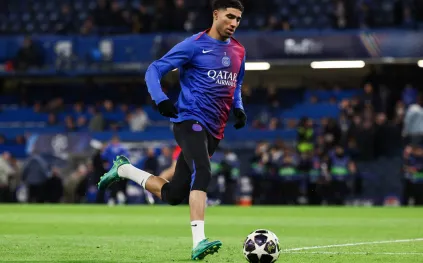 لقاء العمالقة.. أشرف حكيمي يقدم هدية لريهانا في لحظة استثنائية